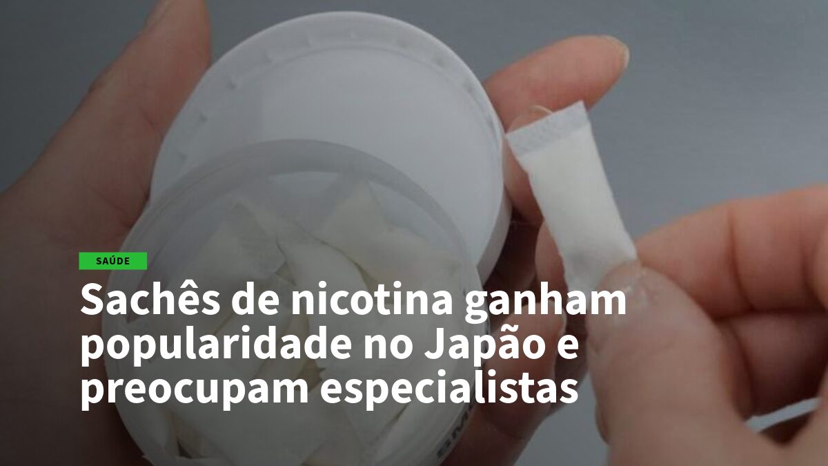 Mãos segurando sachês de nicotina ao lado de um pote, ilustrando o uso de sachês de nicotina