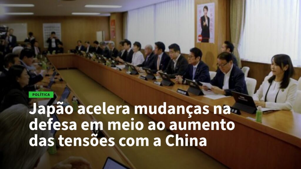 Grupo de políticos em uma reunião formal ao redor de uma mesa longa em uma sala de conferências.