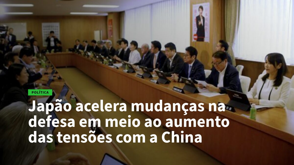 Grupo de políticos em uma reunião formal ao redor de uma mesa longa em uma sala de conferências.