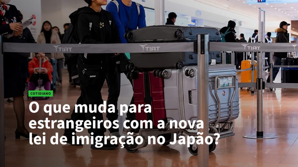 Filas de viajantes com malas no aeroporto, próxima a barreiras, acompanhando a manchete sobre a nova lei de imigração no Japão.