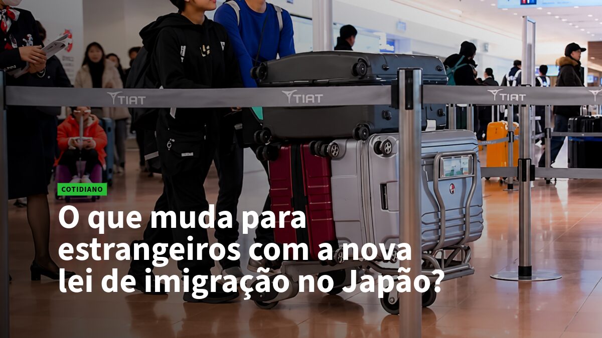 Filas de viajantes com malas no aeroporto, próxima a barreiras, acompanhando a manchete sobre a nova lei de imigração no Japão.
