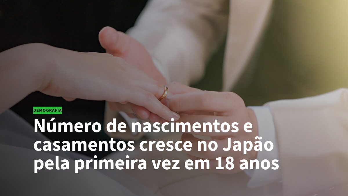 Casal unindo as mãos, com anel de casamento, em primeiro plano, com a manchete de demografia ao fundo.