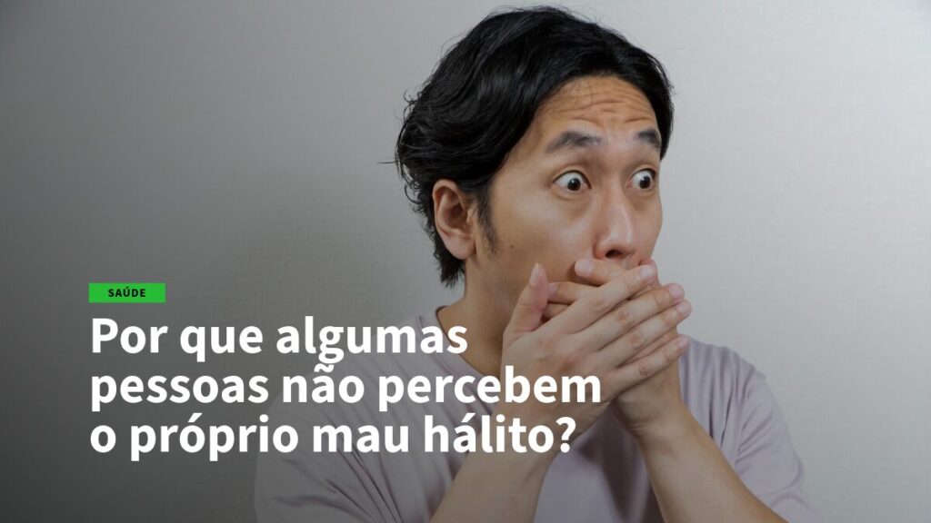 Header image for a health article about bad breath, showing a surprised man with hands near mouth and Portuguese text asking why some people don't notice their own bad breath.