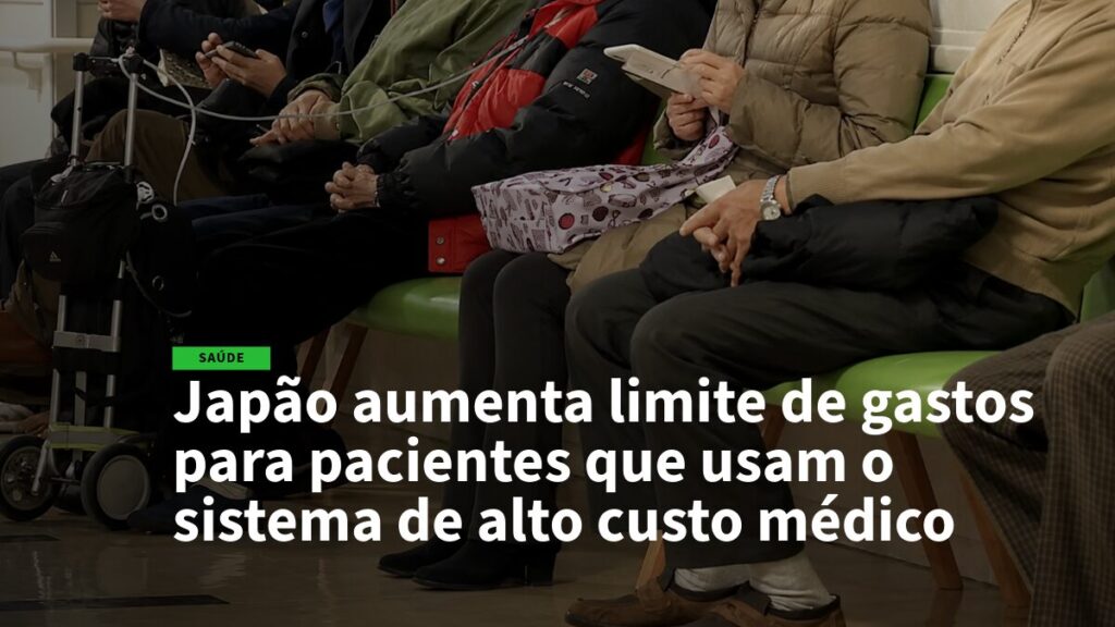 Pessoas sentadas em uma sala de espera, com a manchete da notícia sobre o Japão aumentando o limite de gastos médicos para pacientes de alto custo ao fundo.