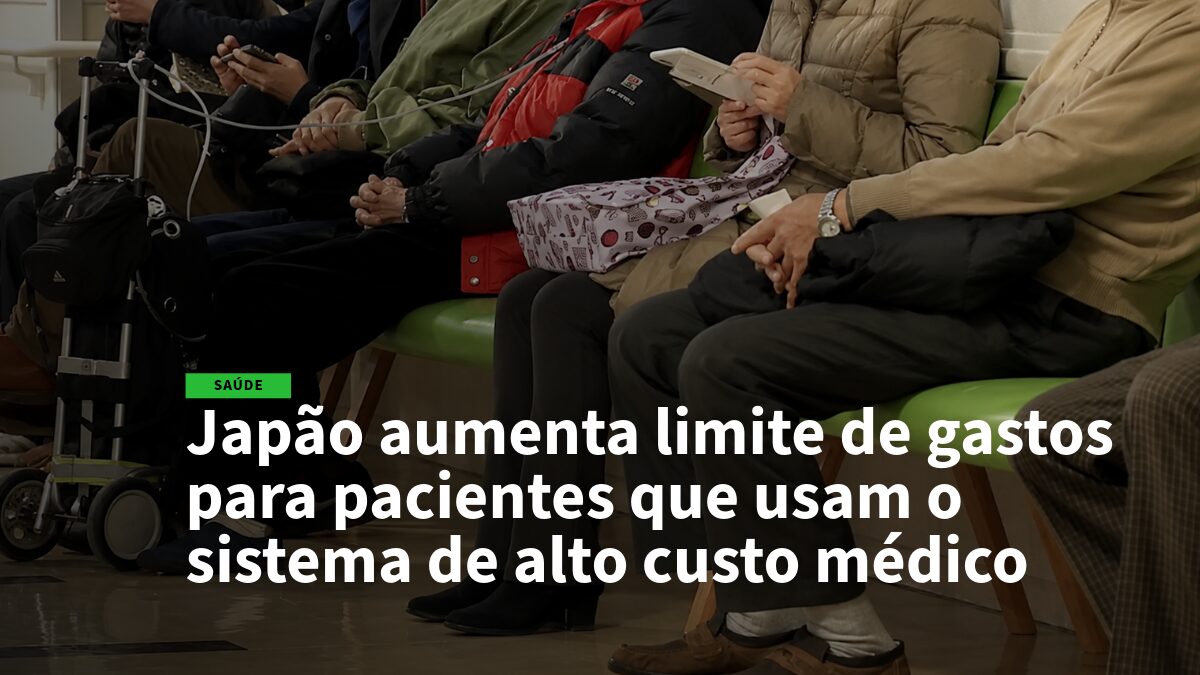 Pessoas sentadas em uma sala de espera, com a manchete da notícia sobre o Japão aumentando o limite de gastos médicos para pacientes de alto custo ao fundo.