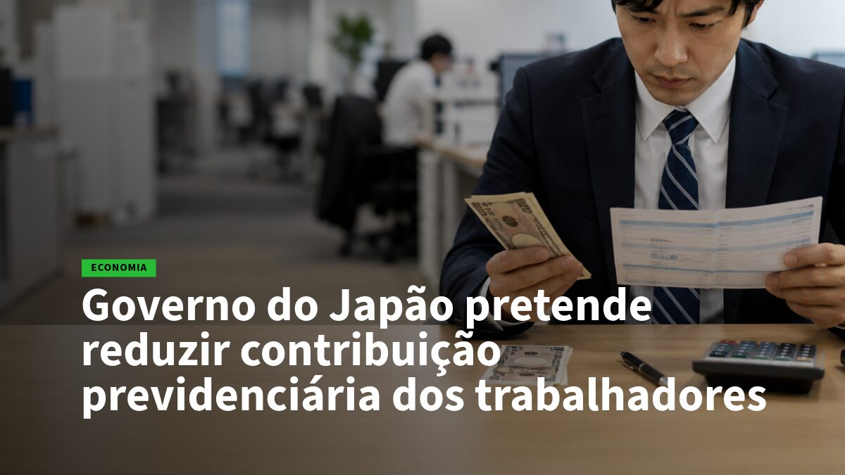 Homem de terno em escritório contando notas de iene japonesas enquanto lê um relatório na mesa de trabalho.