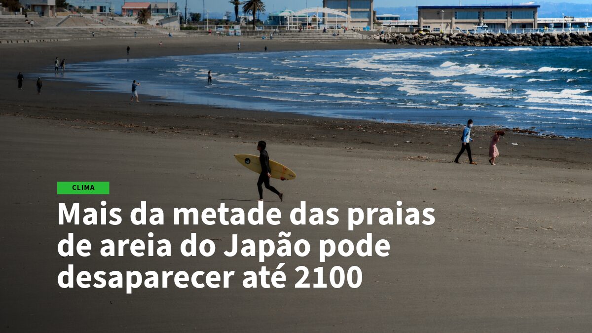 Portuguese headline about Japan's beaches disappearing by 2100 over a sandy beach with a surfer carrying a board and gentle waves in the background, indicating climate news.