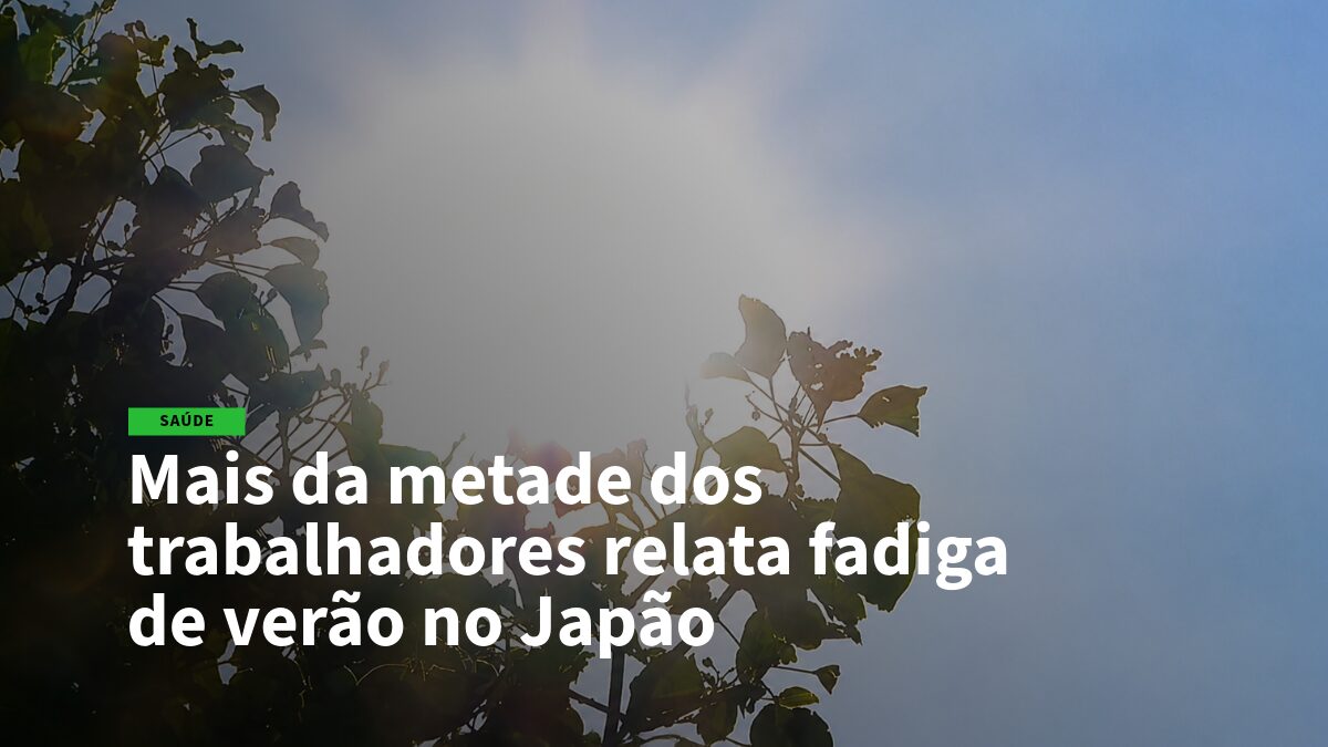 Título de notícia de saúde: Mais da metade dos trabalhadores relata fadiga de verão no Japão (fundo com sol e folhas).