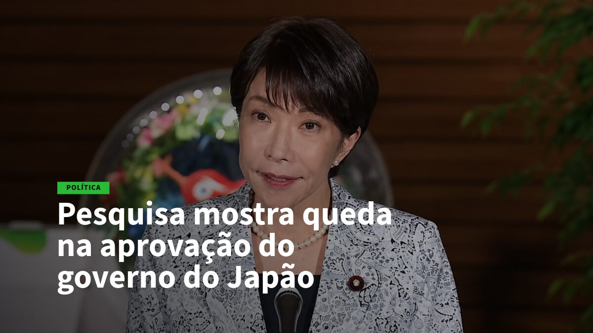 21 - Pesquisa - Empregos no Japão Foto de uma mulher em coletiva de imprensa, com a manchete: Pesquisa mostra queda na aprovação do governo do Japão.