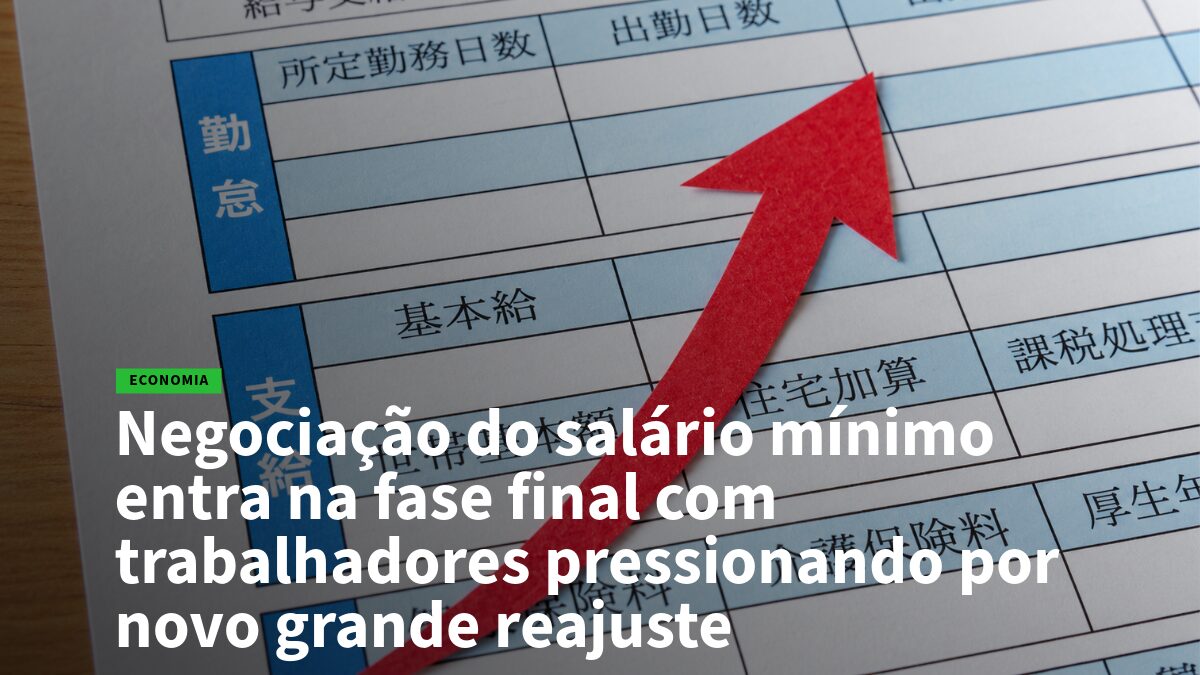 Thumbnail de notícia de economia com uma seta vermelha apontando para cima sobre uma planilha; título aborda a negociação do salário mínimo e pressão por reajuste.