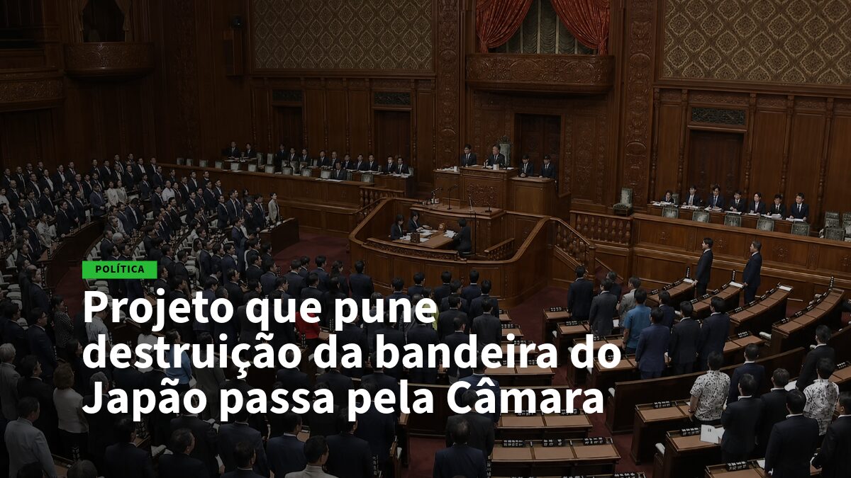 Plenário de câmara legislativa cheio de deputados, com manchete sobre o projeto que pune a destruição da bandeira do Japão.