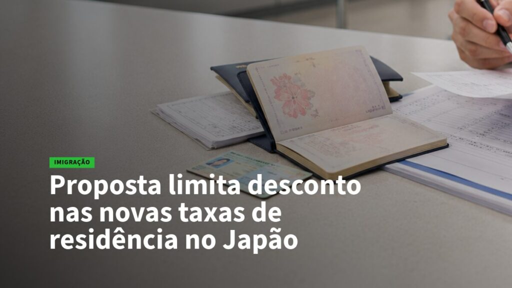 Proposta de imigração: texto destacado sobre desconto nas taxas de residência no Japão, com documentos na mesa e pessoa escrevendo ao fundo.