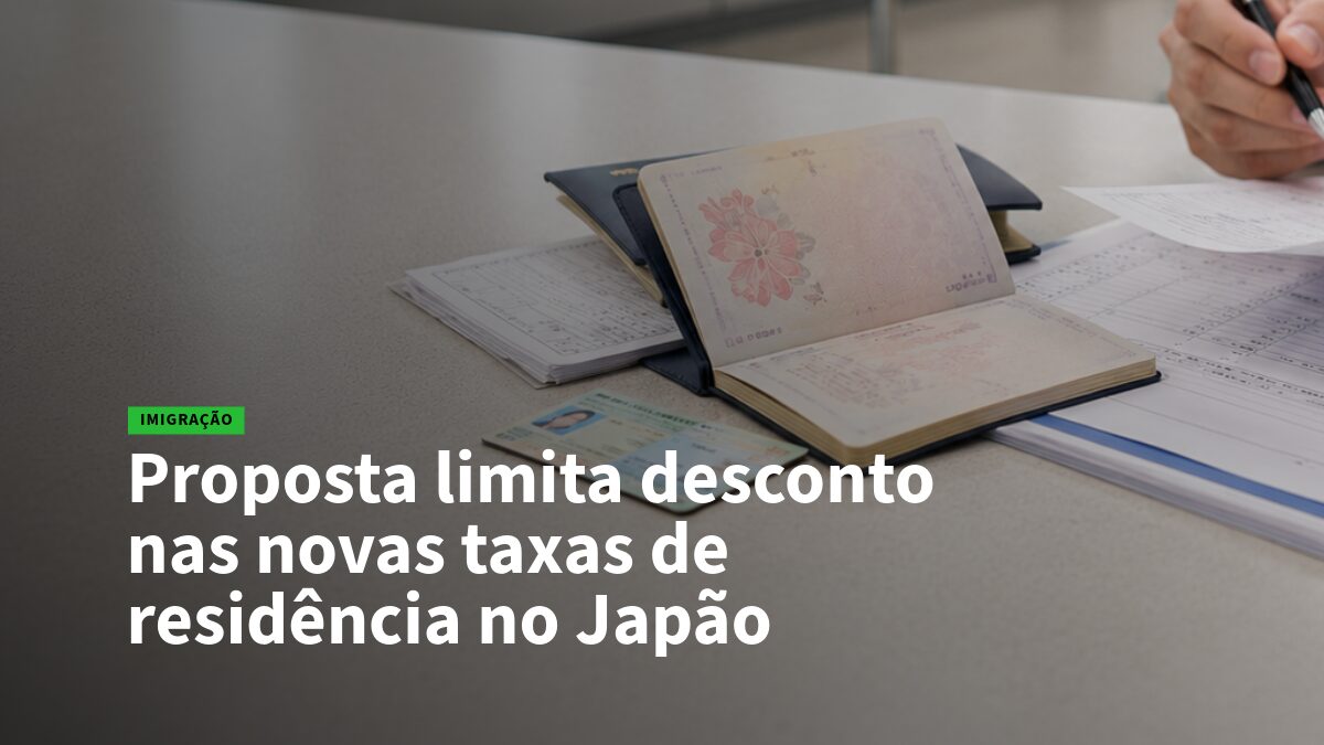 Proposta de imigração: texto destacado sobre desconto nas taxas de residência no Japão, com documentos na mesa e pessoa escrevendo ao fundo.
