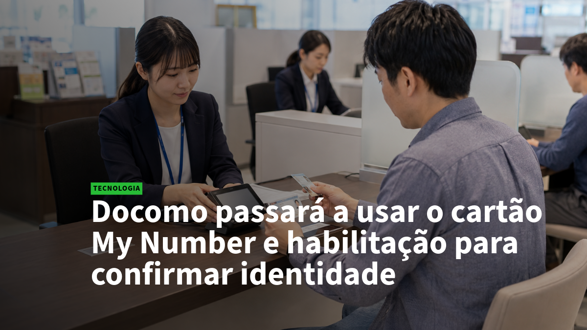 Atendente ajuda o cliente a confirmar a identidade usando o cartão My Number em um atendimento no escritório.