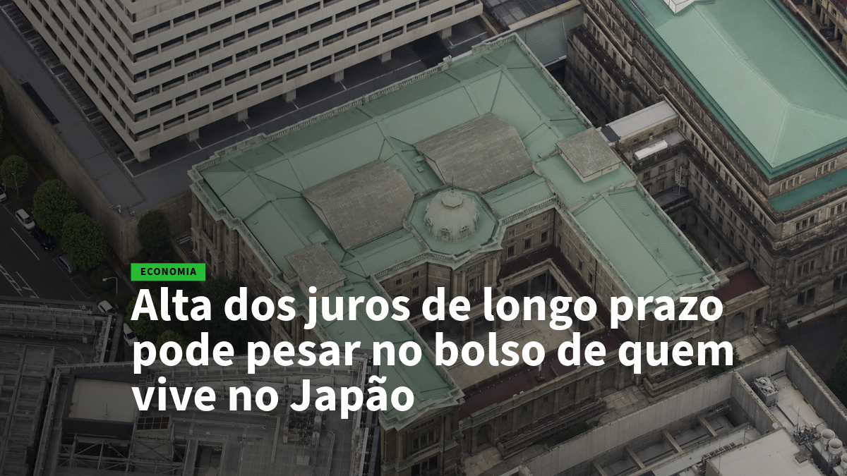 Aerial view of a city with a bold Portuguese headline about long-term interest rates weighing on people in Japan.