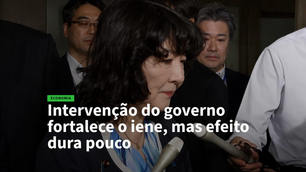 Mulher falando em coletiva de imprensa, rodeada por microfones, com jornalistas ao fundo; manchete econômica sobre iene.