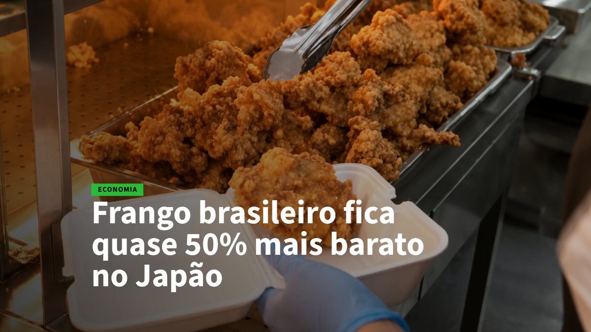 Tray of fried chicken with tongs in a kitchen; headline reads 'Frango brasileiro fica quase 50% mais barato no Japão'.