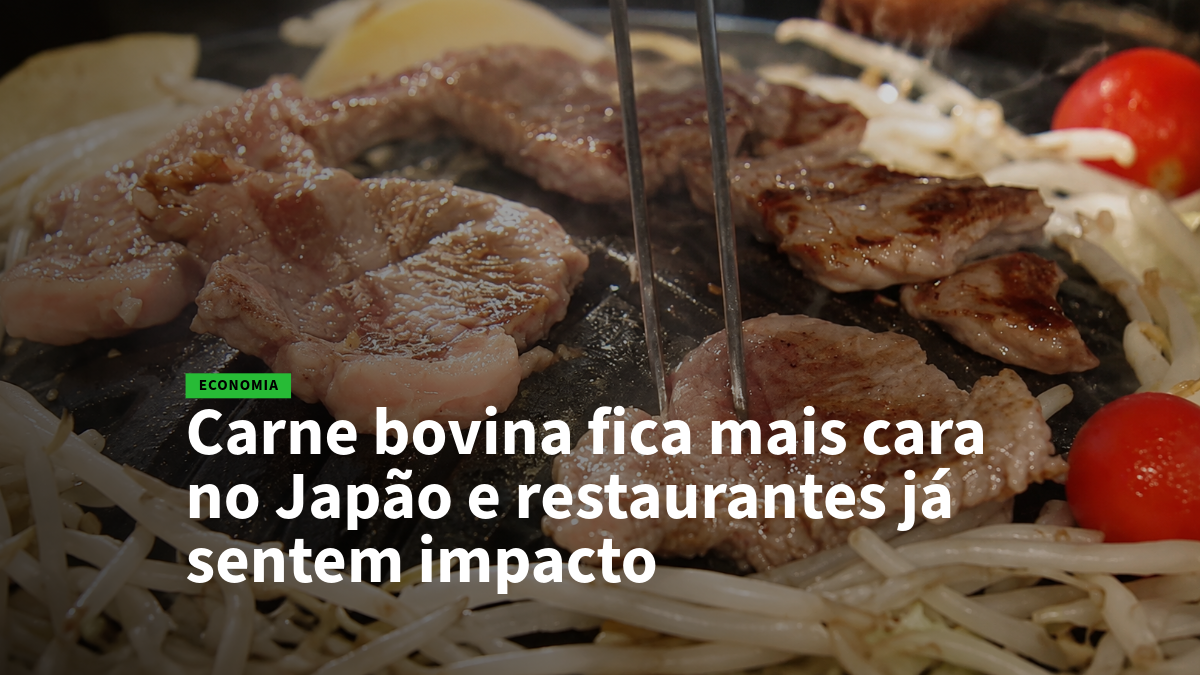 Carne bovina sendo grelhada em chapa, com cebola e tomates ao redor, imagem de capa de notícia.