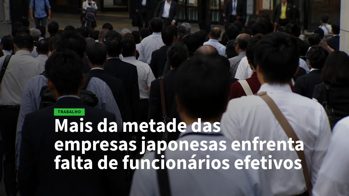 Multidão de profissionais de negócios em traje formal, com manchete em PT sobre a falta de funcionários efetivos nas empresas japonesas