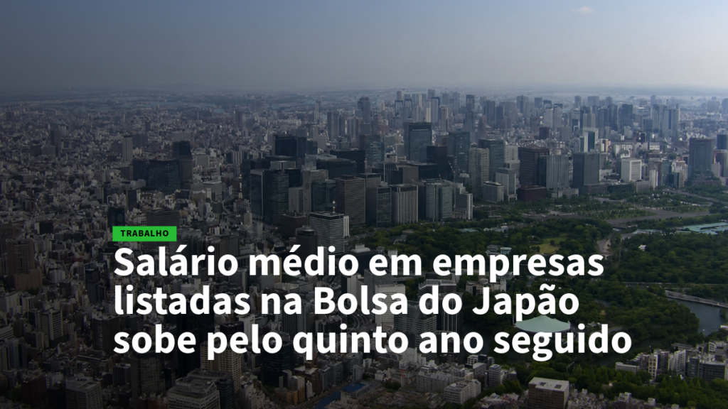 Aerial cityscape with a bold Portuguese headline about salaries in Japan-listed companies rising for the fifth year, labeled TRABALHO.