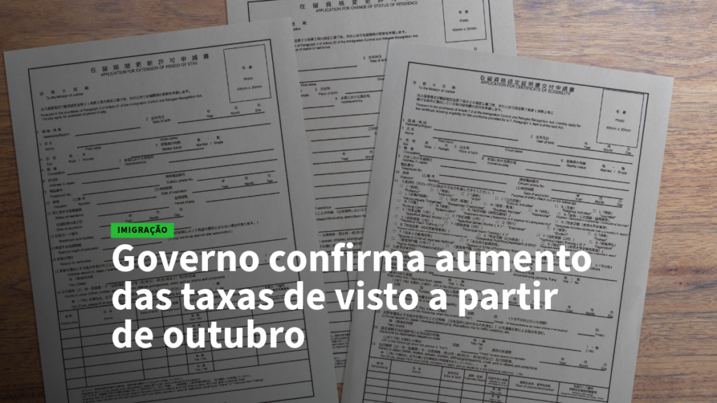 Notícia sobre o governo anunciando o aumento das taxas de visto a partir de outubro, com formulários de imigração ao fundo.