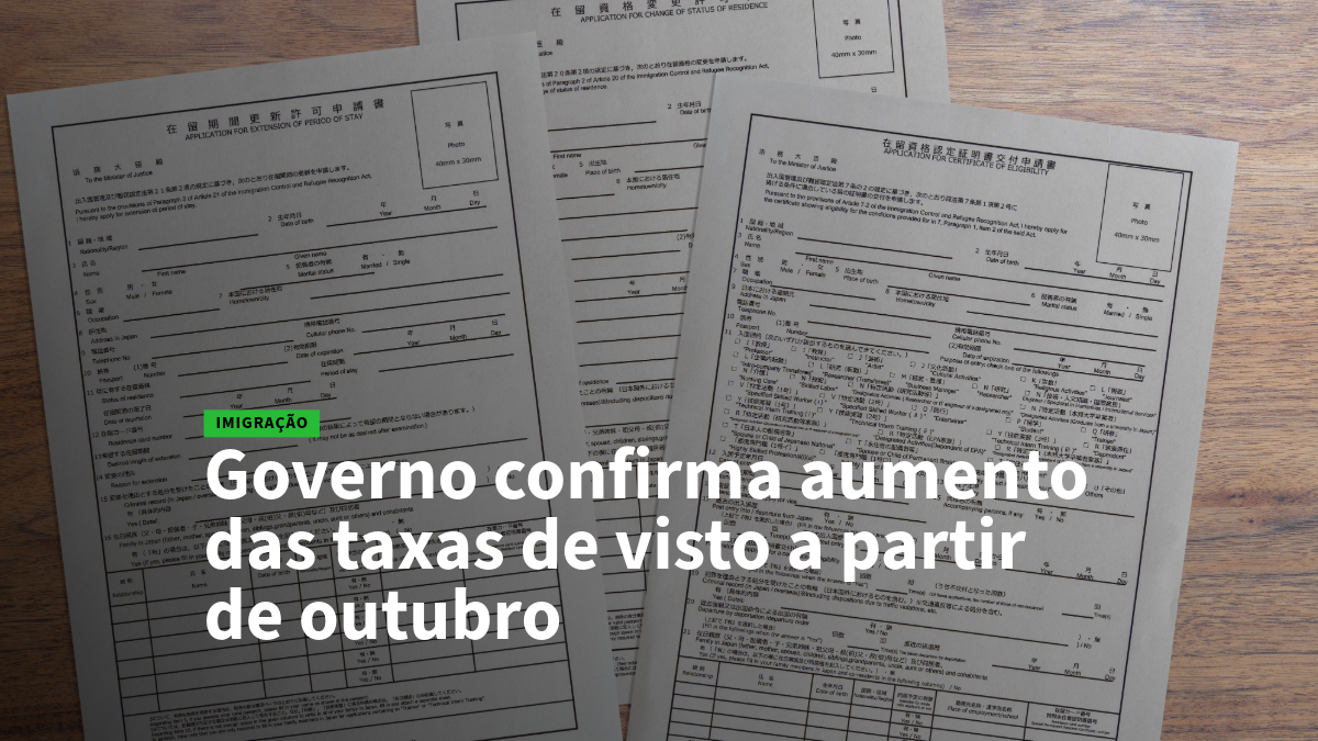 Notícia sobre o governo anunciando o aumento das taxas de visto a partir de outubro, com formulários de imigração ao fundo.