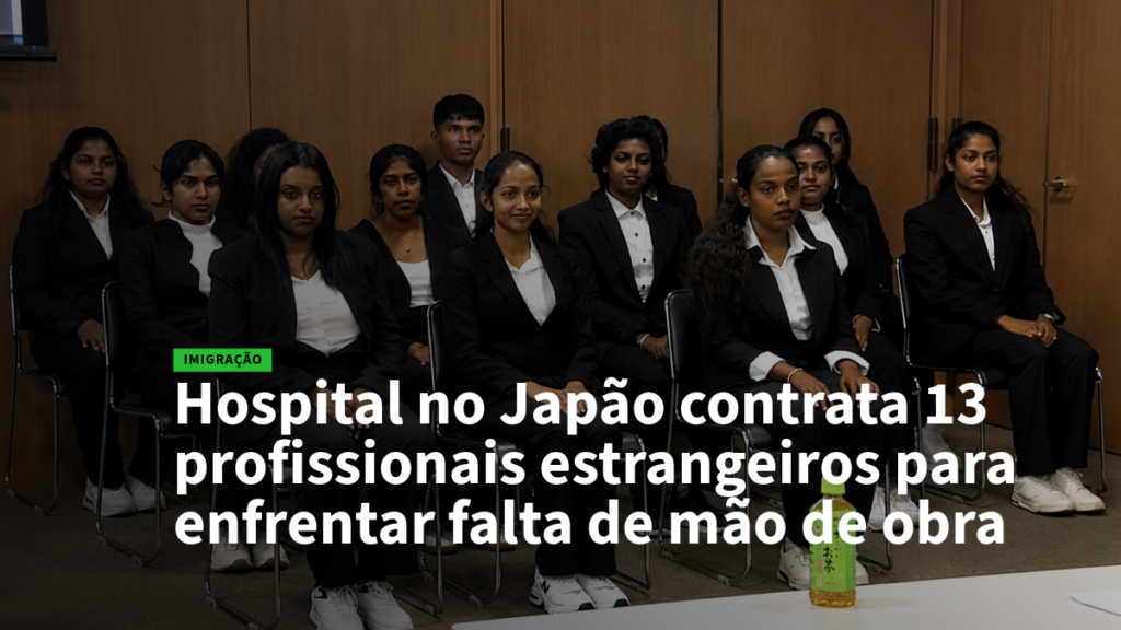 Grupo de jovens profissionais em ternos pretos sentados numa sala de reunião, com manchete sobre hospital japonês contratando 13 estrangeiros para preencher vagas de mão de obra.