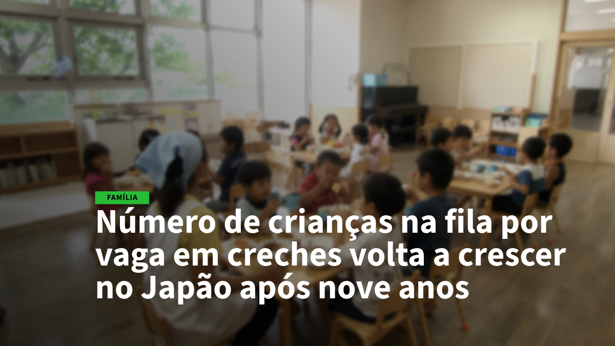 Grupo de crianças em sala de aula; notícia sobre o aumento de filas por vagas em creches no Japão após nove anos.