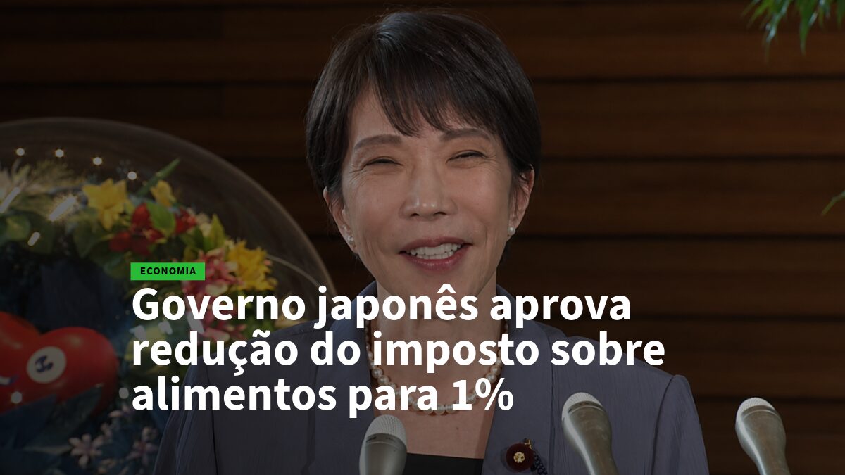Líder japonesa sorrindo em coletiva de imprensa, com microfones à frente e manchete sobre imposto de alimentos ao fundo.