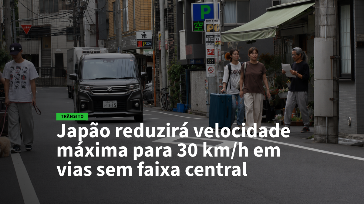 Atualidade: manchete em português sobre Japão reduzir velocidade máxima para 30 km/h em vias sem faixa central, com pedestres na rua.