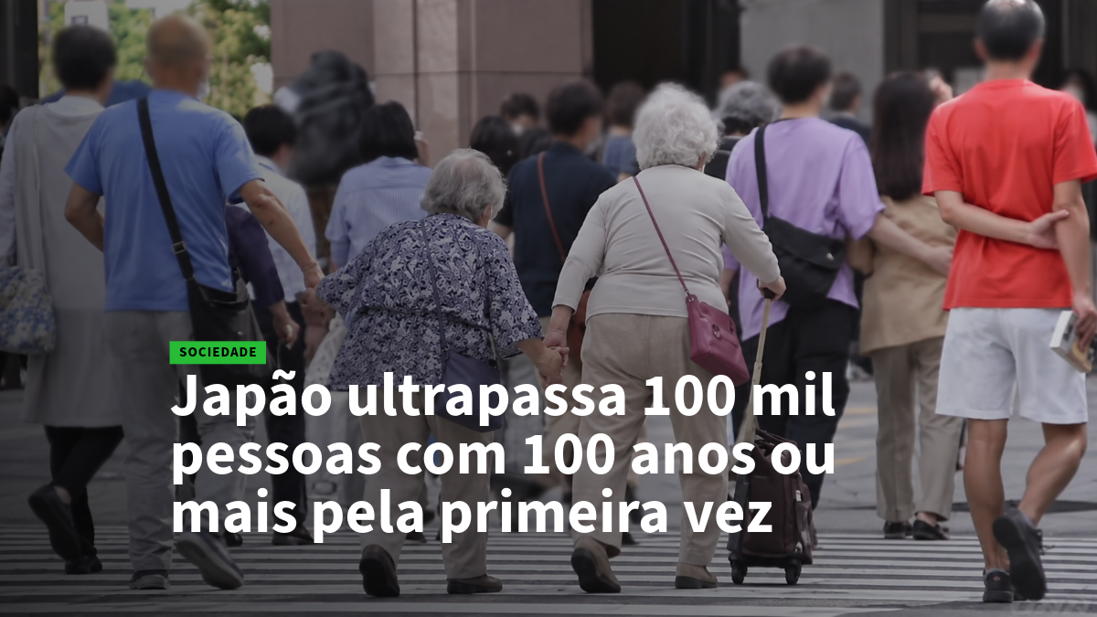 Grupo de pedestres atravessa uma faixa de pedestres em uma área urbana, com idosos ao fundo, acompanhando a notícia sobre Japão ultrapassar 100 mil pessoas com 100 anos ou mais pela primeira vez