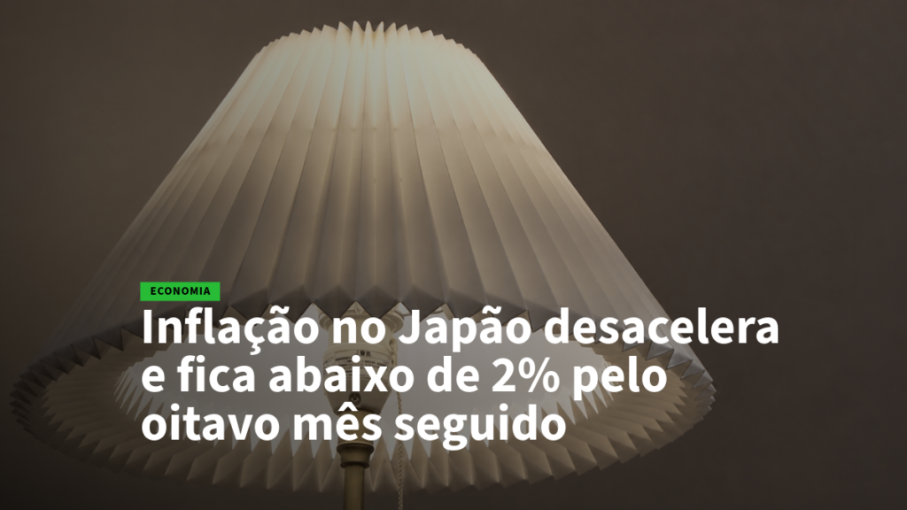 Fundo de abajur com texto em português: 'Inflação no Japão desacelera e fica abaixo de 2% pelo oitavo mês seguido' com etiqueta verde 'ECONOMIA' em destaque