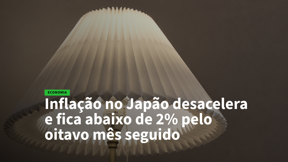 Fundo de abajur com texto em português: 'Inflação no Japão desacelera e fica abaixo de 2% pelo oitavo mês seguido' com etiqueta verde 'ECONOMIA' em destaque