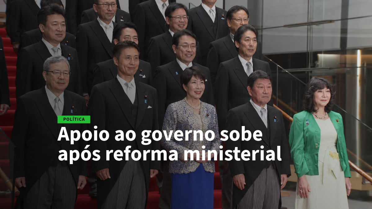 Group of formally dressed officials posing on a red-carpet staircase; headline about support for the government after ministerial reform is overlaid on the image.