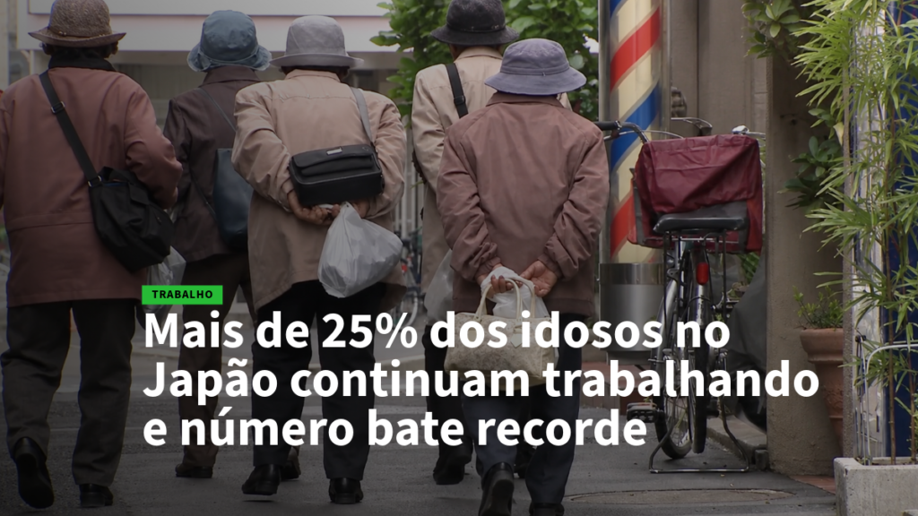 Grupo de idosos caminhando pela calçada de uma cidade, segurando sacolas, com uma bicicleta ao lado e rubrica de notícia ao fundo.