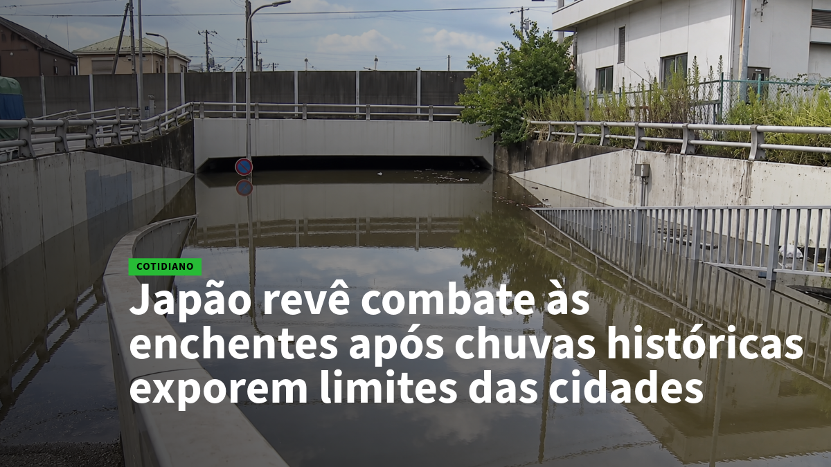 Urban flood scene: water covers a street under a pedestrian bridge, with railings and buildings, overlaid by a bold article headline in Portuguese.