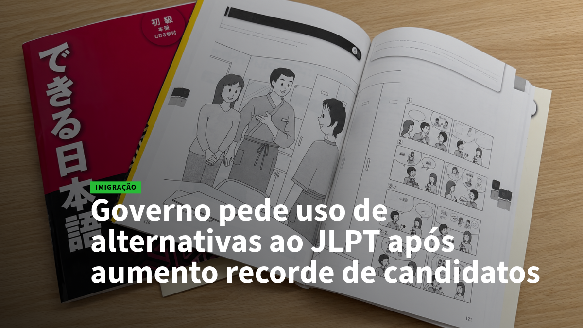Open magazine on a wooden desk showing manga-style panels and a bold Portuguese headline about the government seeking JLPT alternatives after a record number of candidates; green 'IMIGRAÇÃO' tag present.
