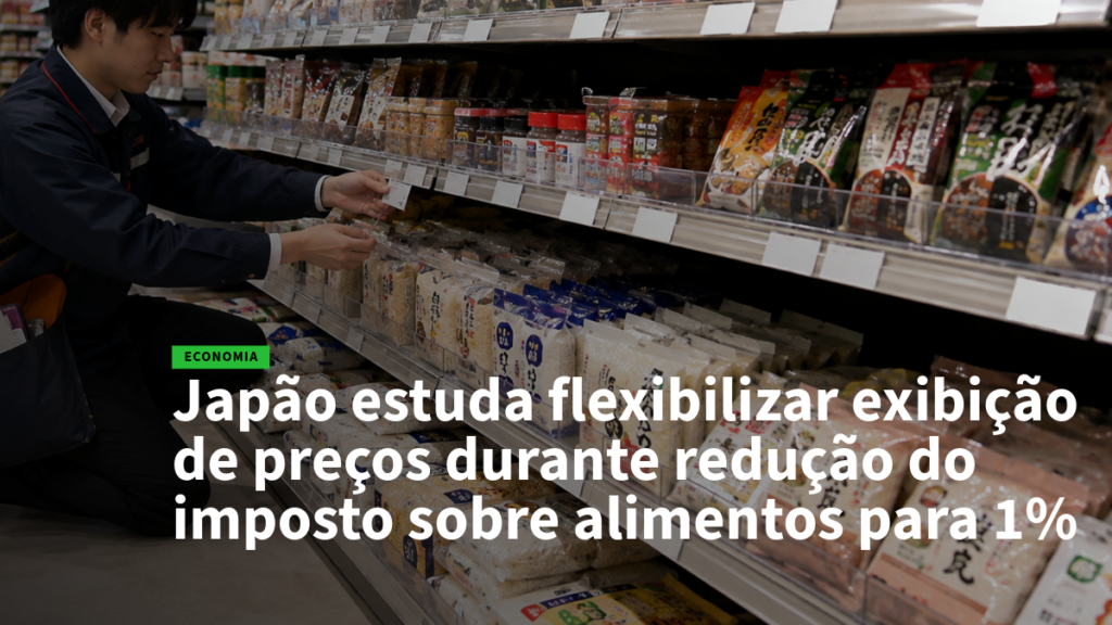 Funcionário de loja japonesa ajustando etiquetas de preço em prateleira de alimentos; notícia sobre o Japão estudar flexibilizar a exibição de preços durante a redução do imposto de 1%.