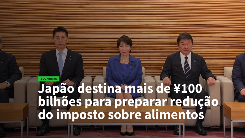 Três dignitários sentados em um palco de reunião formal, notícia sobre Japão destinando mais de ¥100 bilhões para reduzir imposto sobre alimentos (Economia).