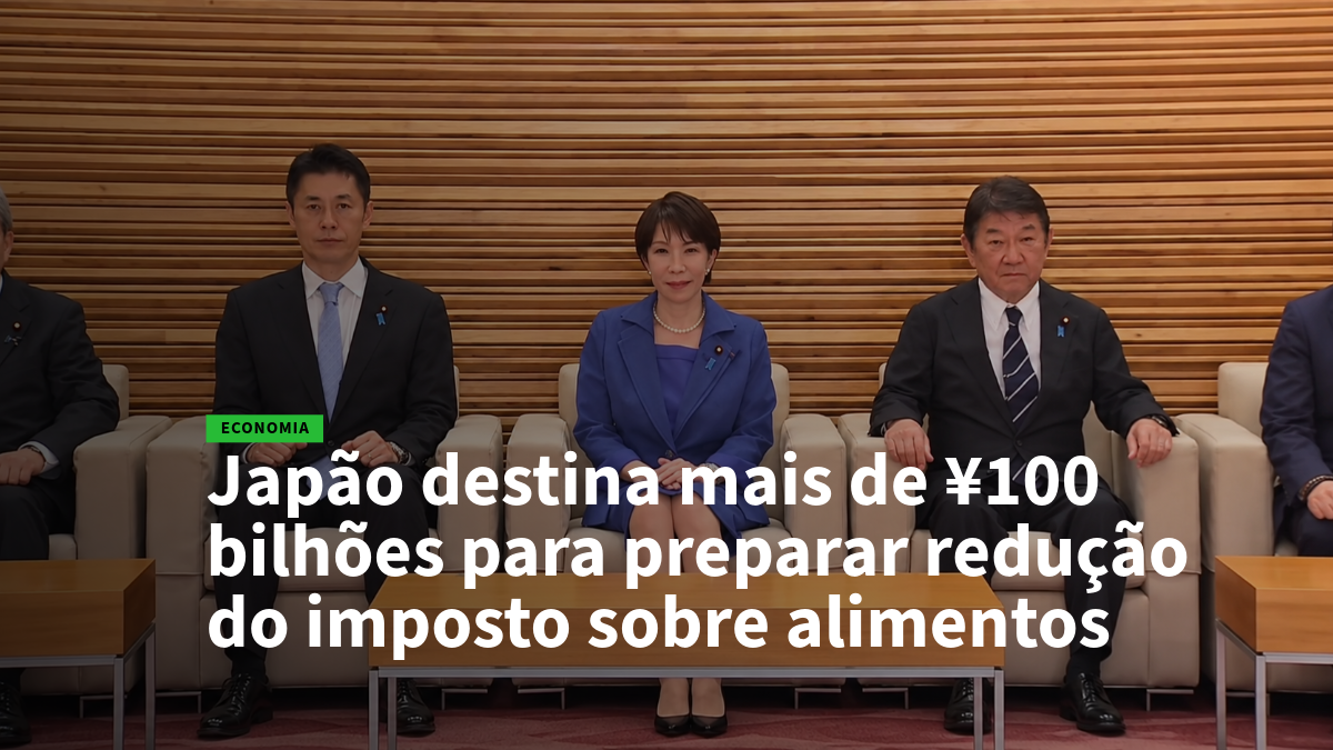 Três dignitários sentados em um palco de reunião formal, notícia sobre Japão destinando mais de ¥100 bilhões para reduzir imposto sobre alimentos (Economia).