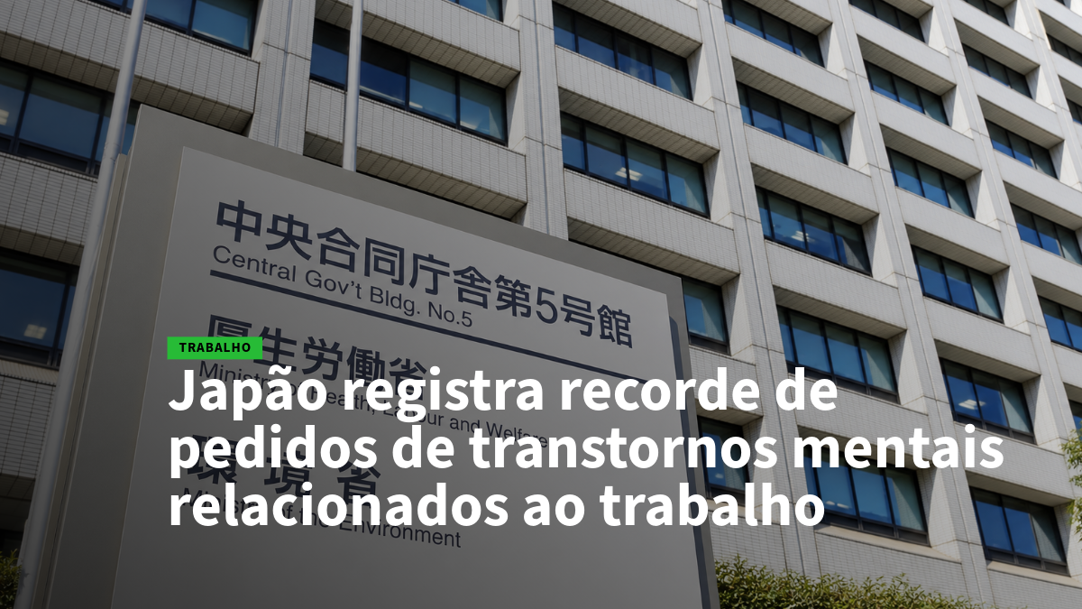12 - Japão - Empregos no Japão News banner showing a government building with a sign, overlaid by a large Portuguese headline about record workplace mental health disorder requests.
