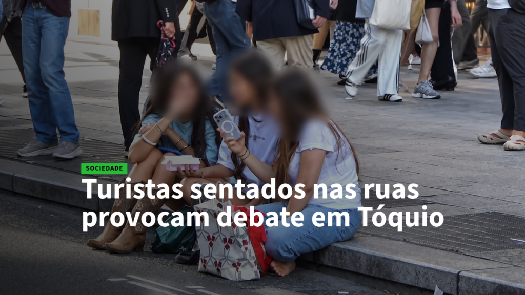 Grupo de turistas sentados na calçada enquanto pessoas passam, com a manchete de notícia sobre debate em Tóquio sobreposta na imagem.