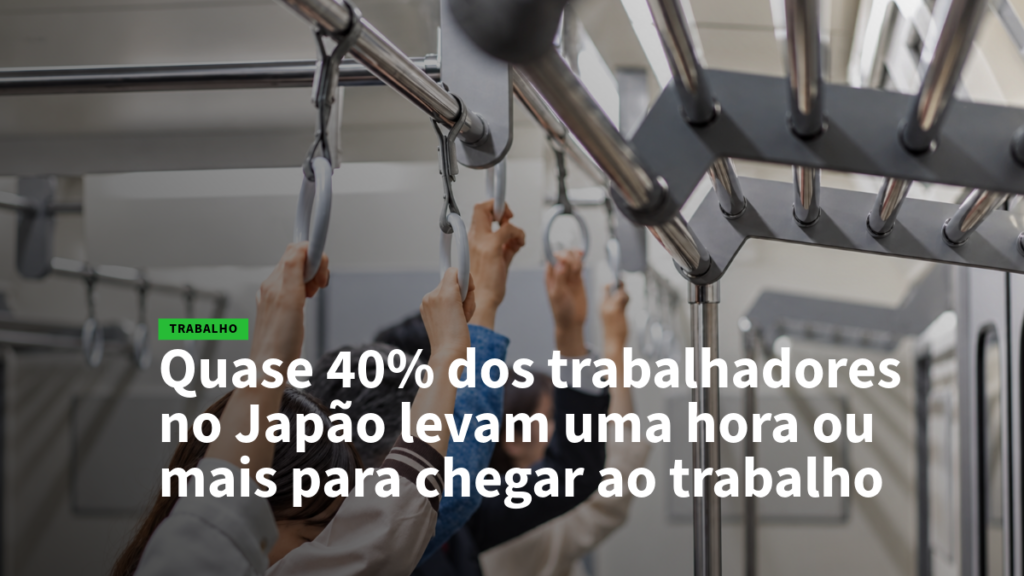 Commuters gripping overhead straps in a subway car as a bold Portuguese headline about long work commutes in Japan is overlaid on the image, with a green 'TRABALHO' label.