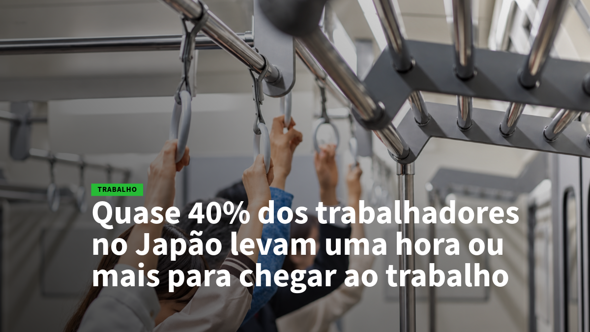 Commuters gripping overhead straps in a subway car as a bold Portuguese headline about long work commutes in Japan is overlaid on the image, with a green 'TRABALHO' label.