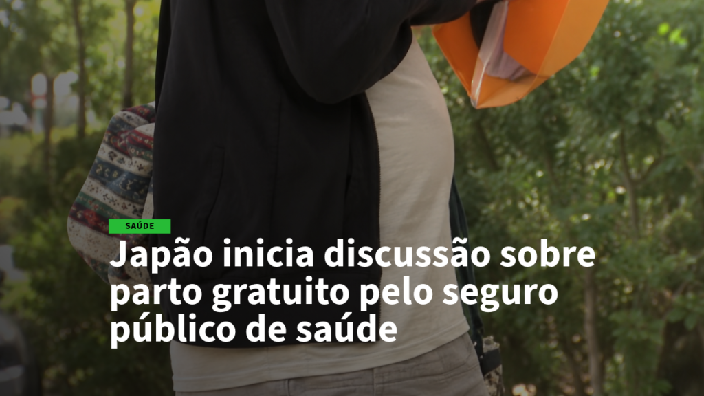 Gravida em parque com uma bolsa colorida ao ombro; manchete sobre Japão discutir parto gratuito pelo seguro público de saúde